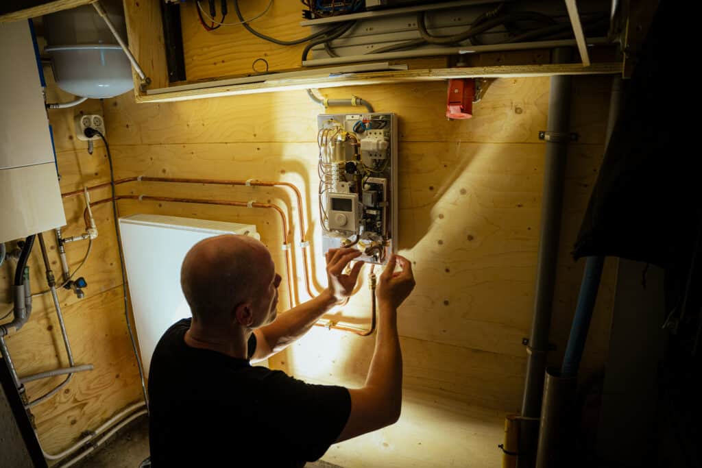 Elektromonteur werkt aan een installatie thuis