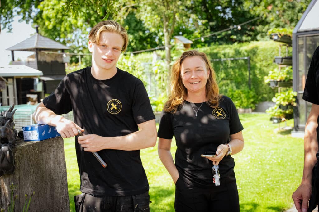 Ervaren monteur begeleidt een jonge vakman