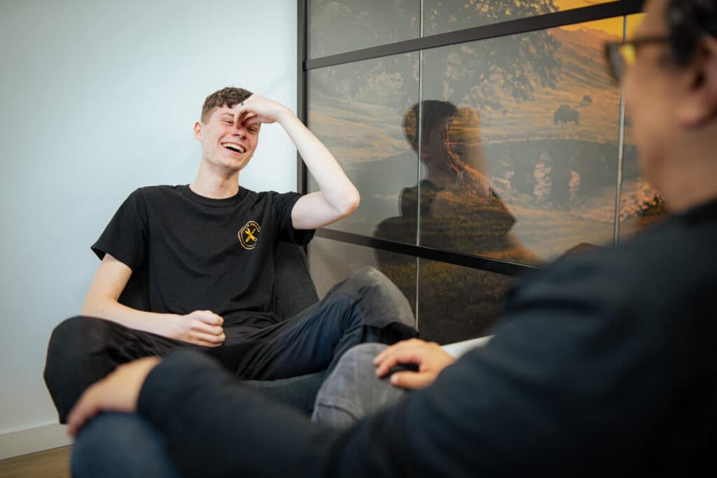 Twee Young Energy collega's op de werkvloer